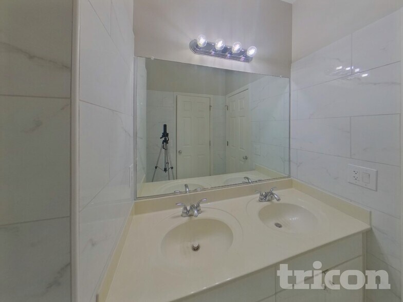 Building Photo - 275 Lawrence Pl