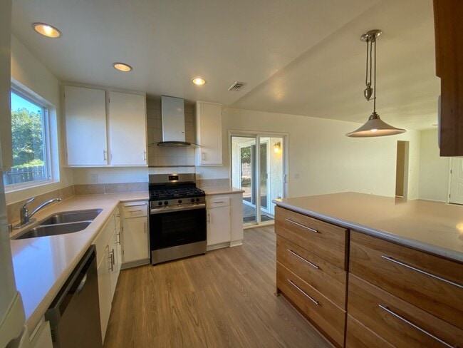 Building Photo - Cozy 2 Bed 1 Bath in the Peacock Hills 55+ Community!