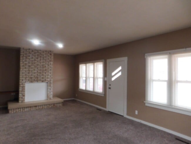 Building Photo - 4 Bedroom Home in El Dorado minutes from D...
