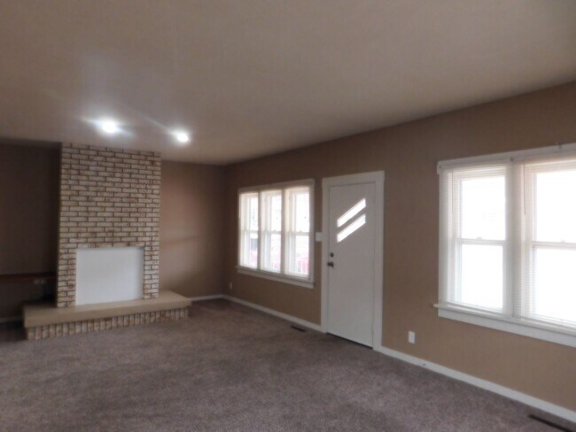 Building Photo - 4 Bedroom Home in El Dorado minutes from Down Town!