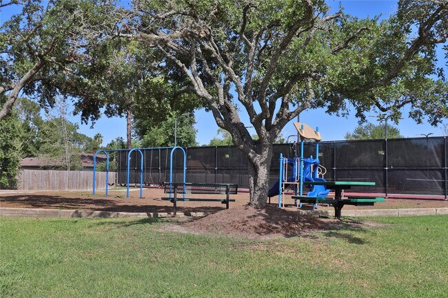 Building Photo - 2706 S Brompton Dr