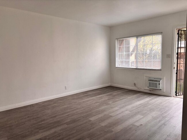 Building Photo - Charming 1-bedroom, 1-bath apartment located in a desirable area of Burbank.