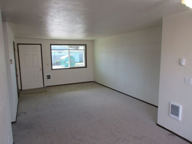 Building Photo - Two Bedroom Duplex w/ Garage