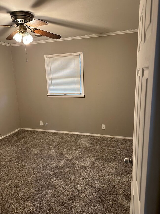Building Photo - Newly Renovated 4 br/2ba Home in -Steps Aw...