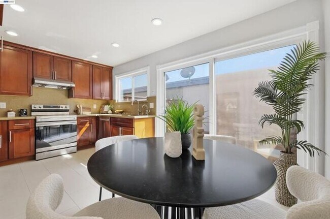 Building Photo - $3,150 / 2 BR - Updated Townhome in Prime Union City!