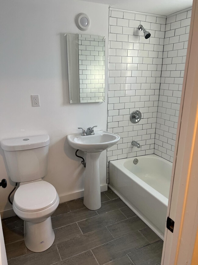 Building Photo - 17 Gifford Ave