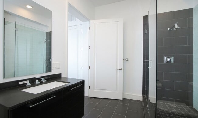 Building Photo - Exquisite Luxury high-rise 2 bedroom, 2bat...