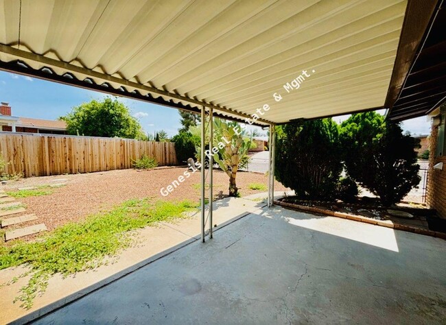 Building Photo - "Charming 3-Bed Oasis in Tucson with Grani...