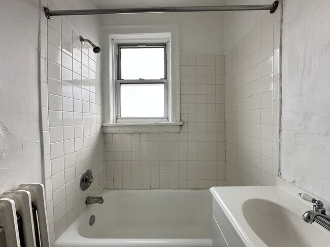 Building Photo - 716 W Belmont