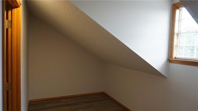 Building Photo - 107 N Elm Springs Rd