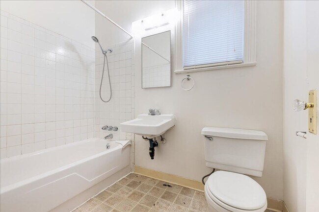 Building Photo - Quaint 2 Bedroom 1 Bath Apartment in Vintage Victorian Style Home!