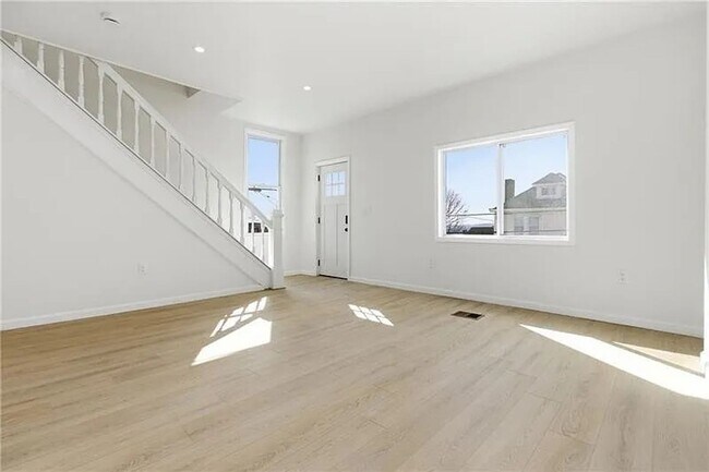 Building Photo - 4 bed 2.5 bath - stunning home, great location, must see.
