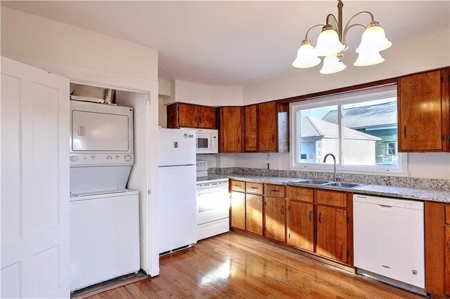 Building Photo - 292 Pleasant St