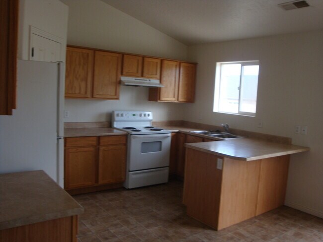 Building Photo - 3 bed 2 bath - Single Family Home - Pet Fr...