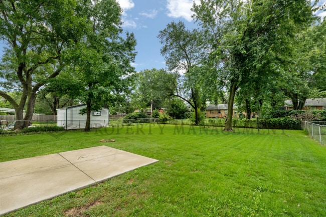 Building Photo - 211 E Meadowlark Rd