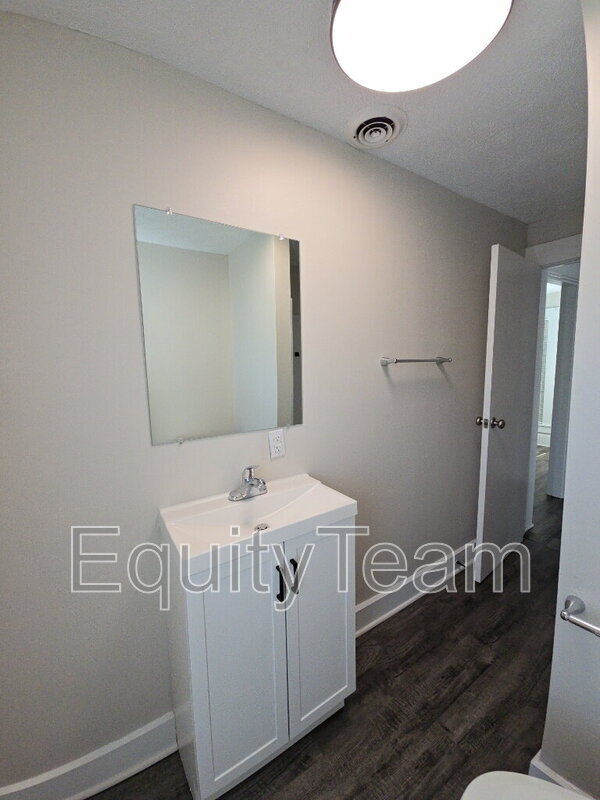 Building Photo - 128 N River St