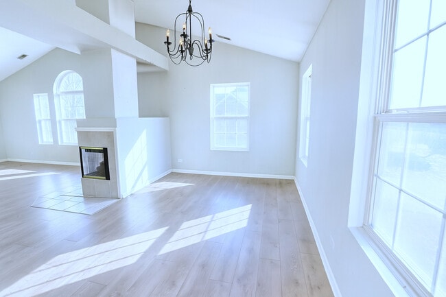 Building Photo - 2866 Stonewater Dr