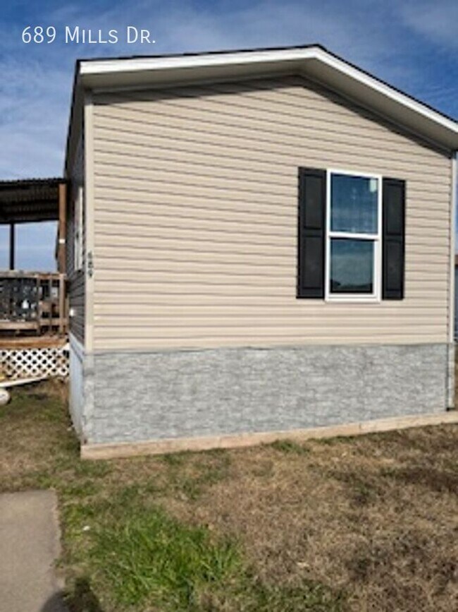 Building Photo - 689 W Mills Dr