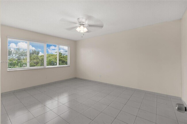 Building Photo - 14820 Naranja Lakes Blvd