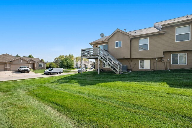 Building Photo - Beautiful Townhome in Shadow View