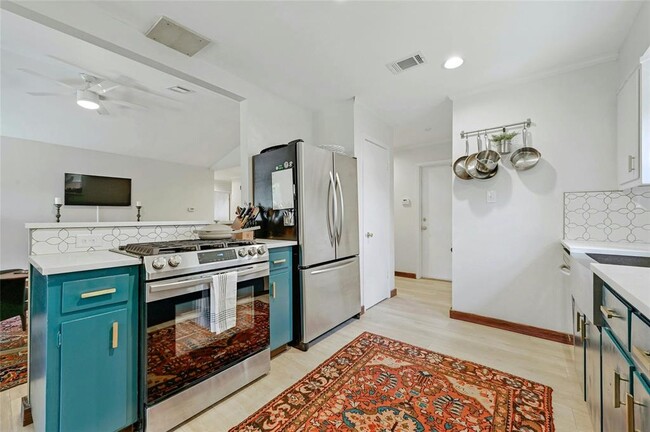 Building Photo - 2301 Village Cir