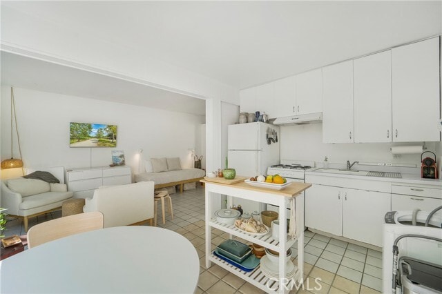 Building Photo - 1163 Glenneyre St