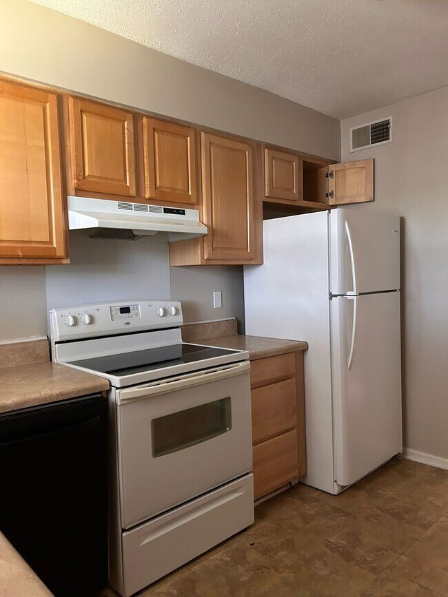 Building Photo - MOVE IN SPECIAL!!-Available 1 Bedroom Apar...