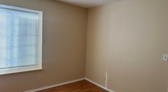 Building Photo - 2 BETHROOMS 2 BATHROOMS  2 CAR GARAGE HOUSE AVAILABLE FOR RENT