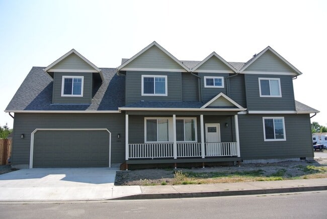 Primary Photo - November Rent FREE ~ Spread Out and Live L...