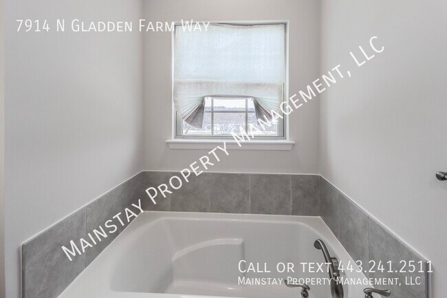 Building Photo - 7914 N Gladden Farm Way