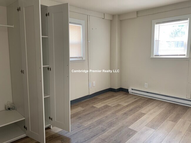 Building Photo - 74 Thorndike St
