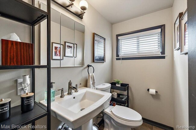 Building Photo - 3207 N Altadena Ave