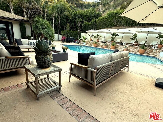 Building Photo - 1727 San Ysidro Dr