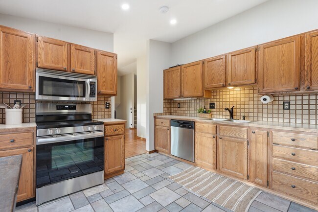 Building Photo - 21913 N Meadowview Dr