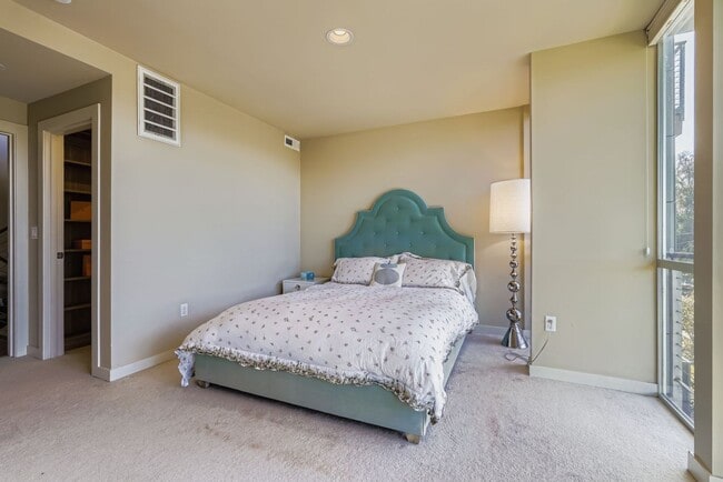 Building Photo - Eastlake Townhome with Commanding Views