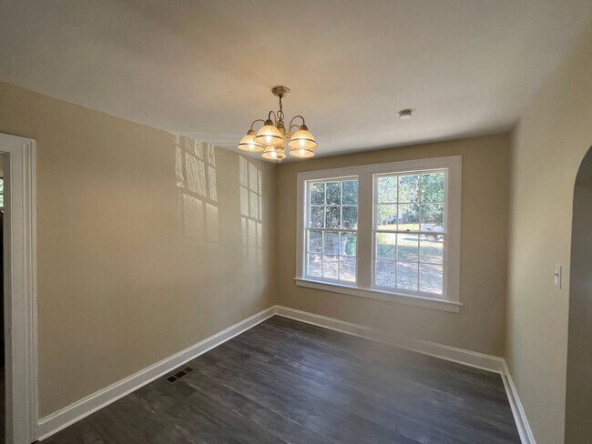 Building Photo - 2106 S Andrews Cir