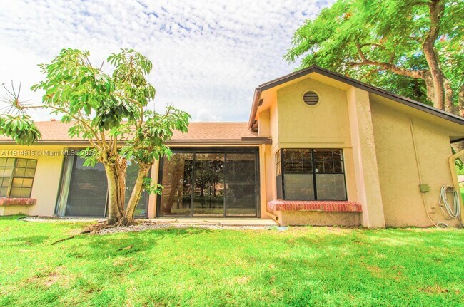 Building Photo - 5289 Fairway Woods Dr