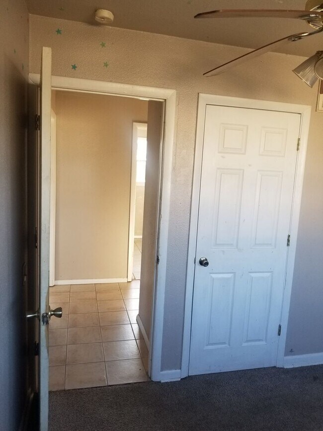 Building Photo - 422 Lahoma
