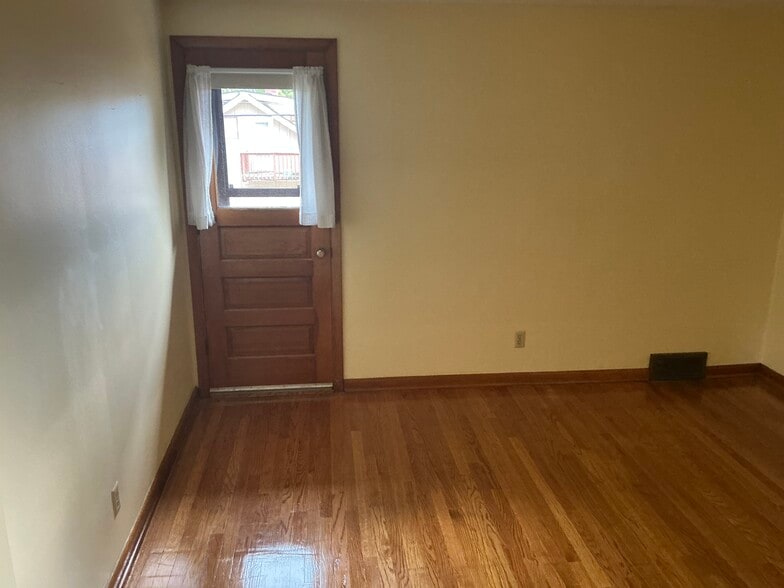 Bedroom balcony door - 4210 S 22nd St