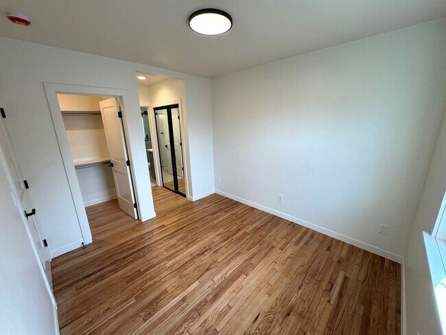 Building Photo - Remodeled Midtown Apartment- Private Washer/Dryer +AC!!
