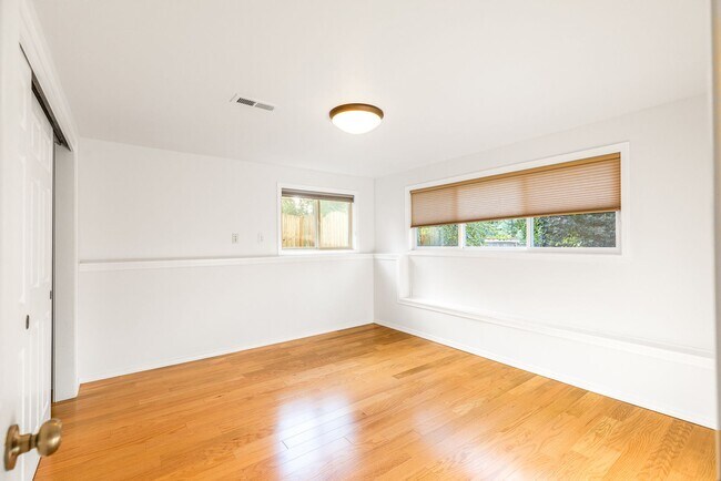 Building Photo - 4 bedroom 2.5 bath with office space.