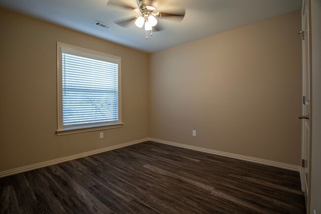 Building Photo - Spacious 3 Bedroom, 2 Bathroom home!