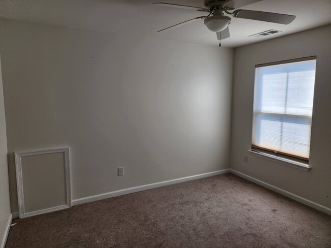 Building Photo - 2041 Leeds Ln