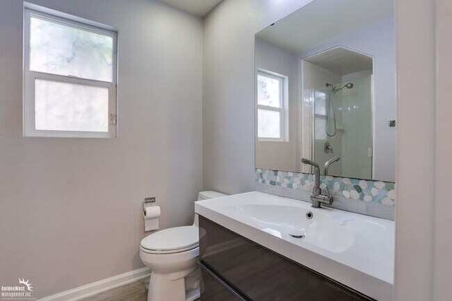 Building Photo - Impeccably Designed 4Bdm 4Ba Home in Desir...