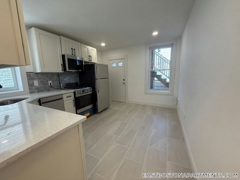 Building Photo - 20 Chelsea St