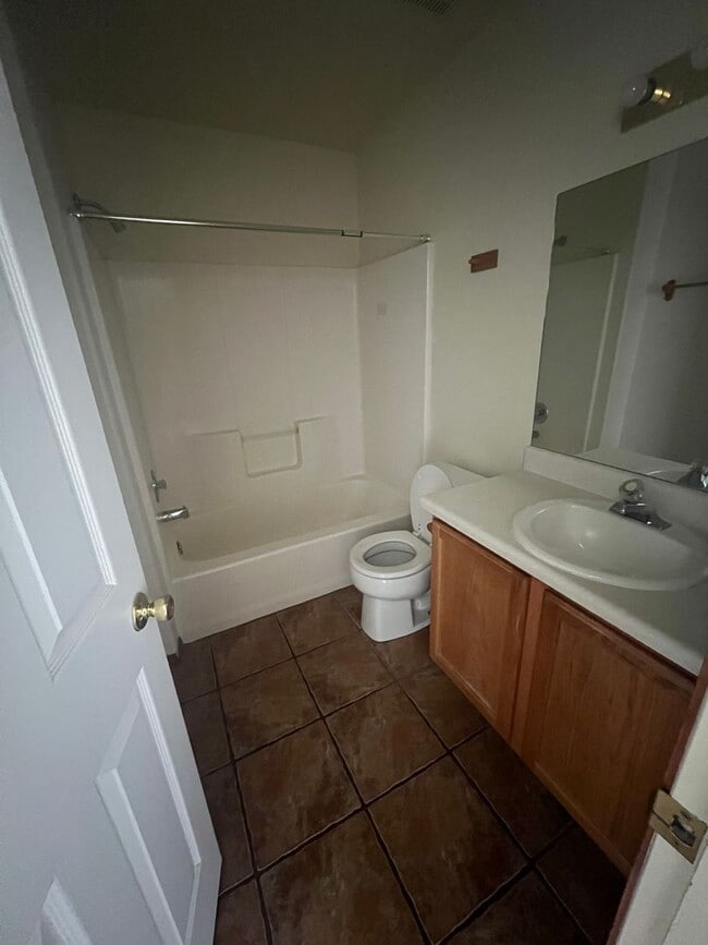 Building Photo - Close to Hospital Hill! 3 Bed/2 Bath Condo...