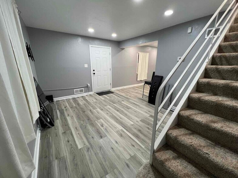 Building Photo - 2537 Iverson St