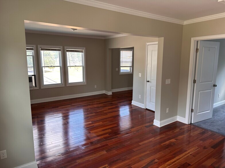 Building Photo - 19 Peacock St