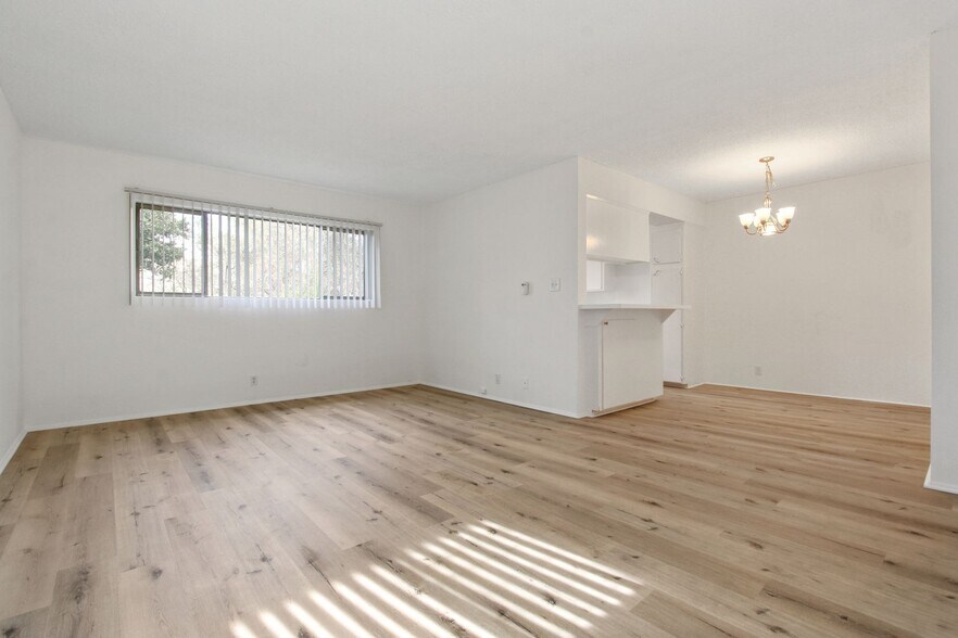 Building Photo - 744 S Windsor Blvd