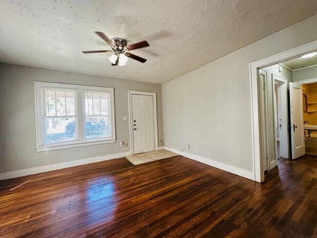 Building Photo - Pre-Leasing 2 bed 1 bath close to Texas Tech!